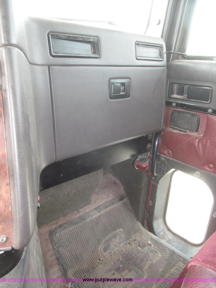 image for item B5486 1997 International 9400 Eagle semi truck