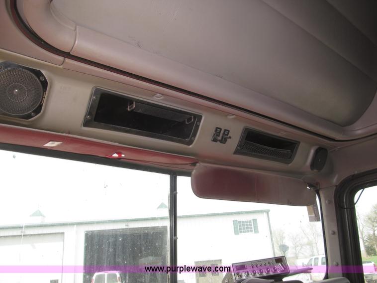 image for item B5486 1997 International 9400 Eagle semi truck