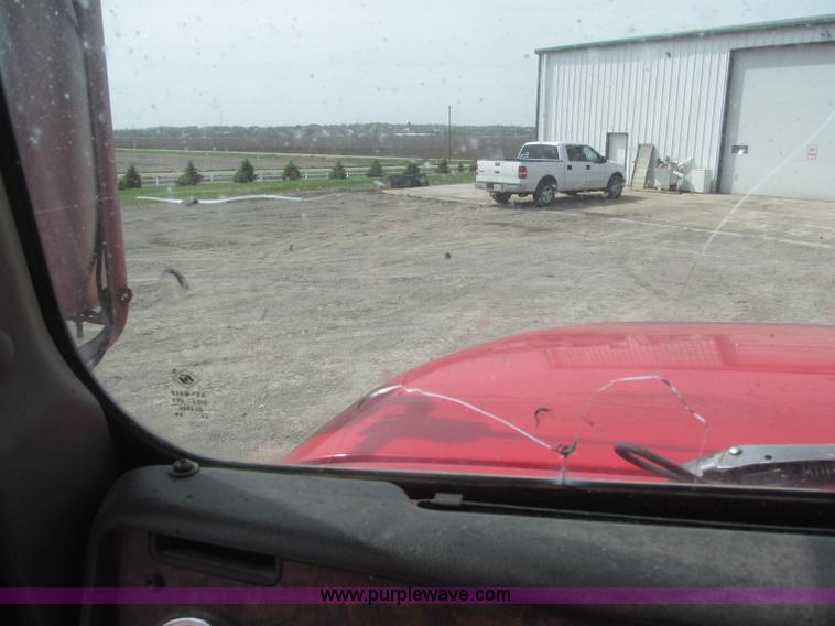 image for item B5486 1997 International 9400 Eagle semi truck