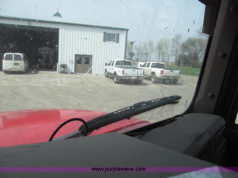 image for item B5486 1997 International 9400 Eagle semi truck