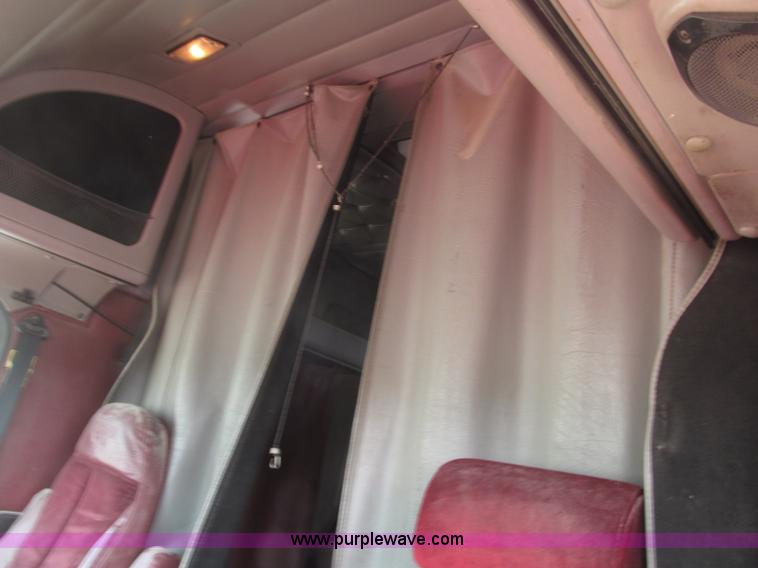 image for item B5486 1997 International 9400 Eagle semi truck