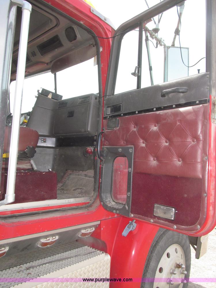 image for item B5486 1997 International 9400 Eagle semi truck