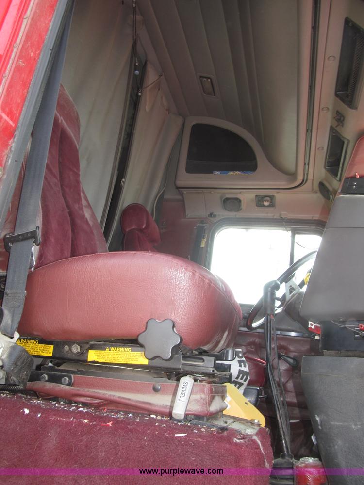 image for item B5486 1997 International 9400 Eagle semi truck