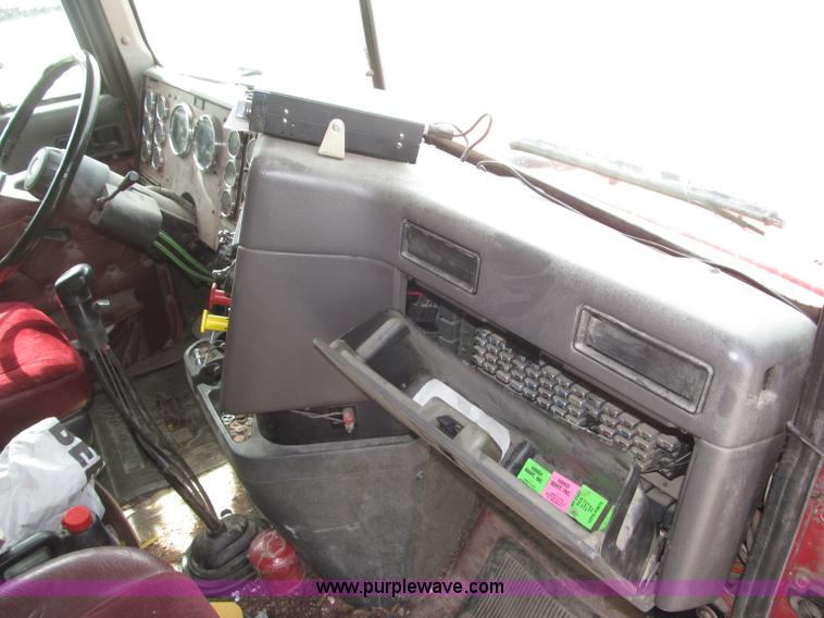 image for item B5486 1997 International 9400 Eagle semi truck