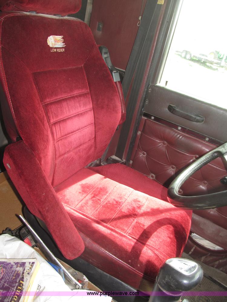 image for item B5486 1997 International 9400 Eagle semi truck