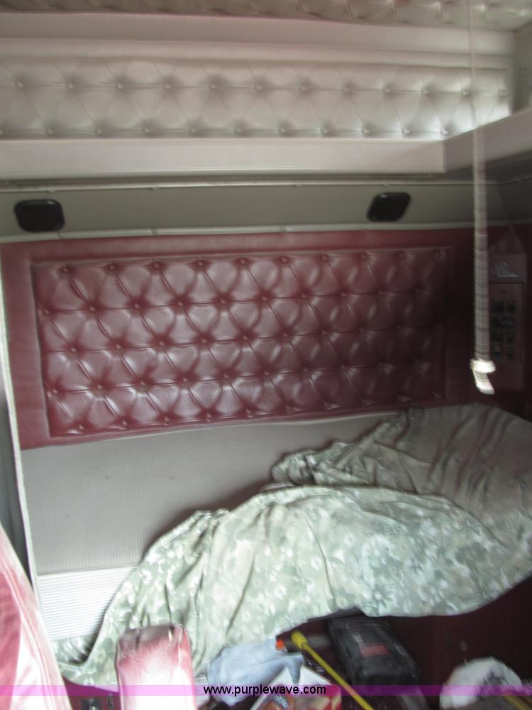 image for item B5486 1997 International 9400 Eagle semi truck