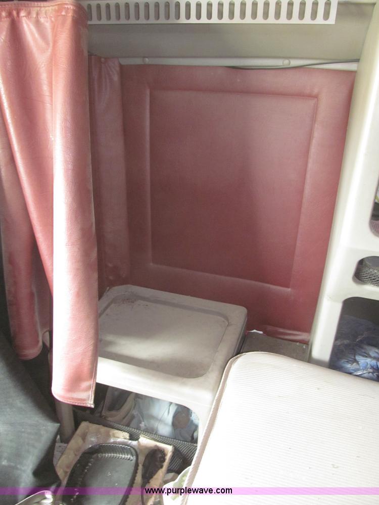 image for item B5486 1997 International 9400 Eagle semi truck