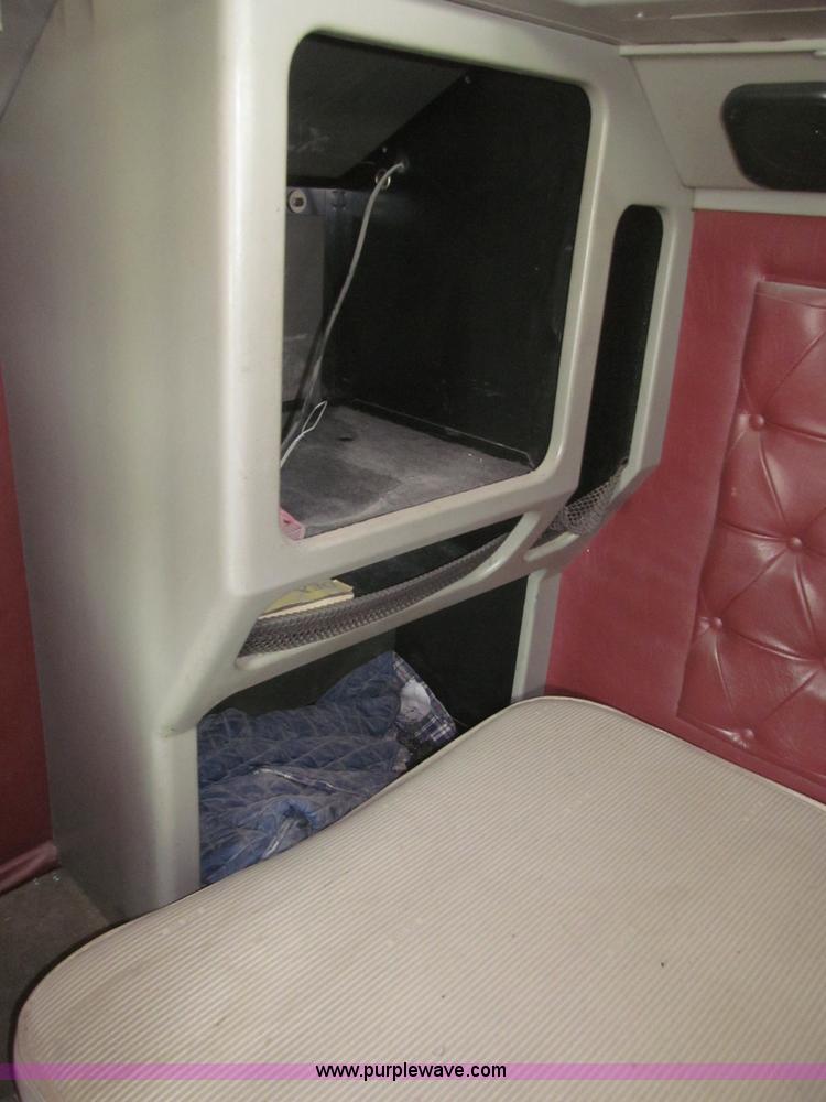 image for item B5486 1997 International 9400 Eagle semi truck