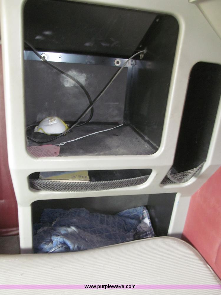 image for item B5486 1997 International 9400 Eagle semi truck