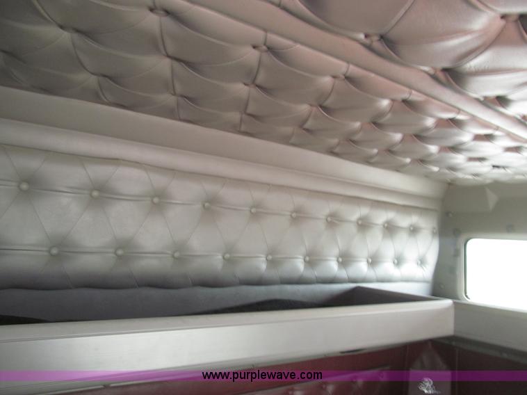 image for item B5486 1997 International 9400 Eagle semi truck