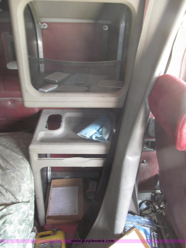 image for item B5486 1997 International 9400 Eagle semi truck