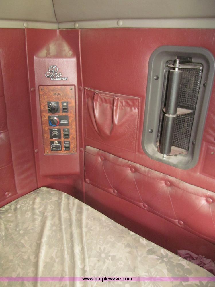 image for item B5486 1997 International 9400 Eagle semi truck