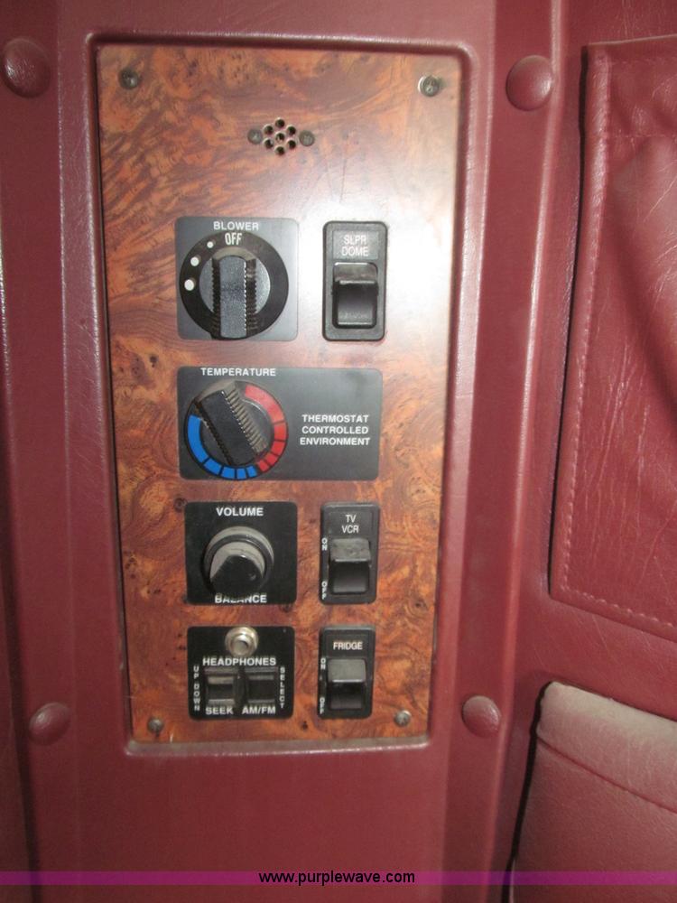 image for item B5486 1997 International 9400 Eagle semi truck