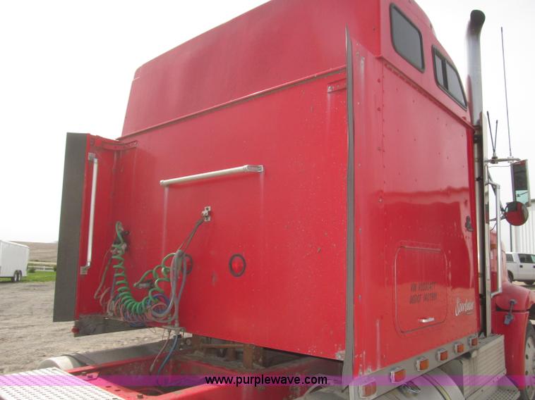 image for item B5486 1997 International 9400 Eagle semi truck