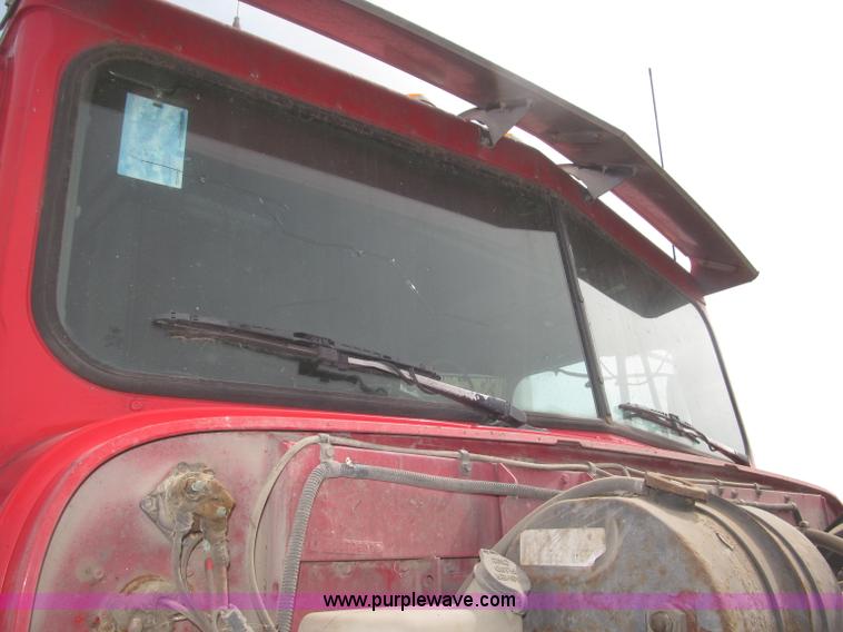 image for item B5486 1997 International 9400 Eagle semi truck