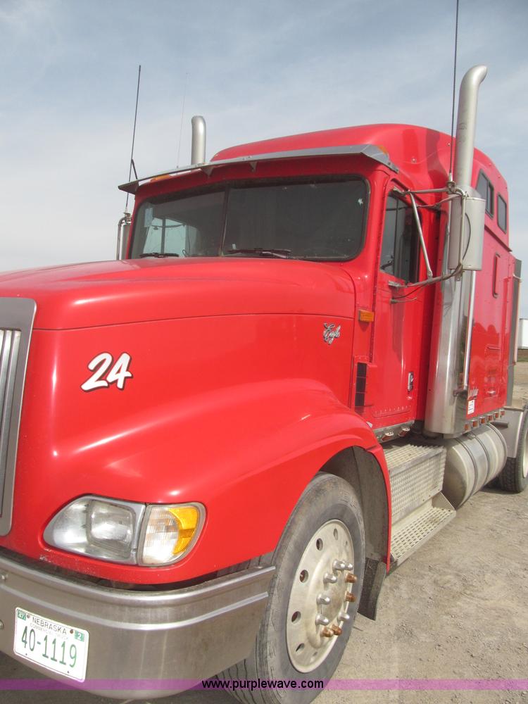 image for item B5486 1997 International 9400 Eagle semi truck