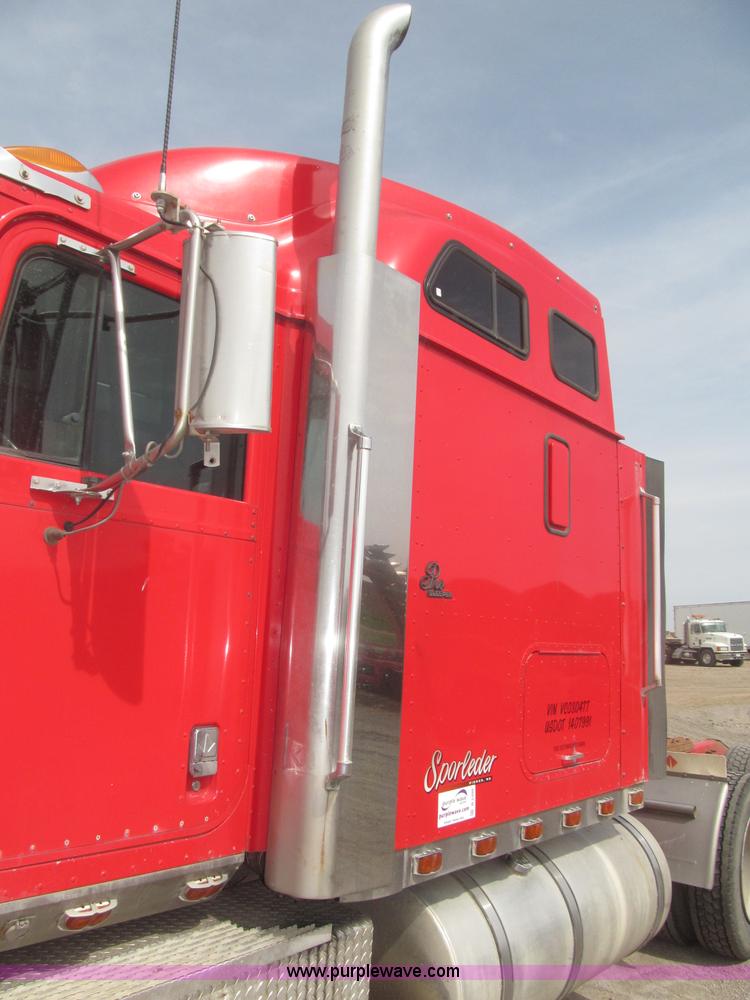 image for item B5486 1997 International 9400 Eagle semi truck