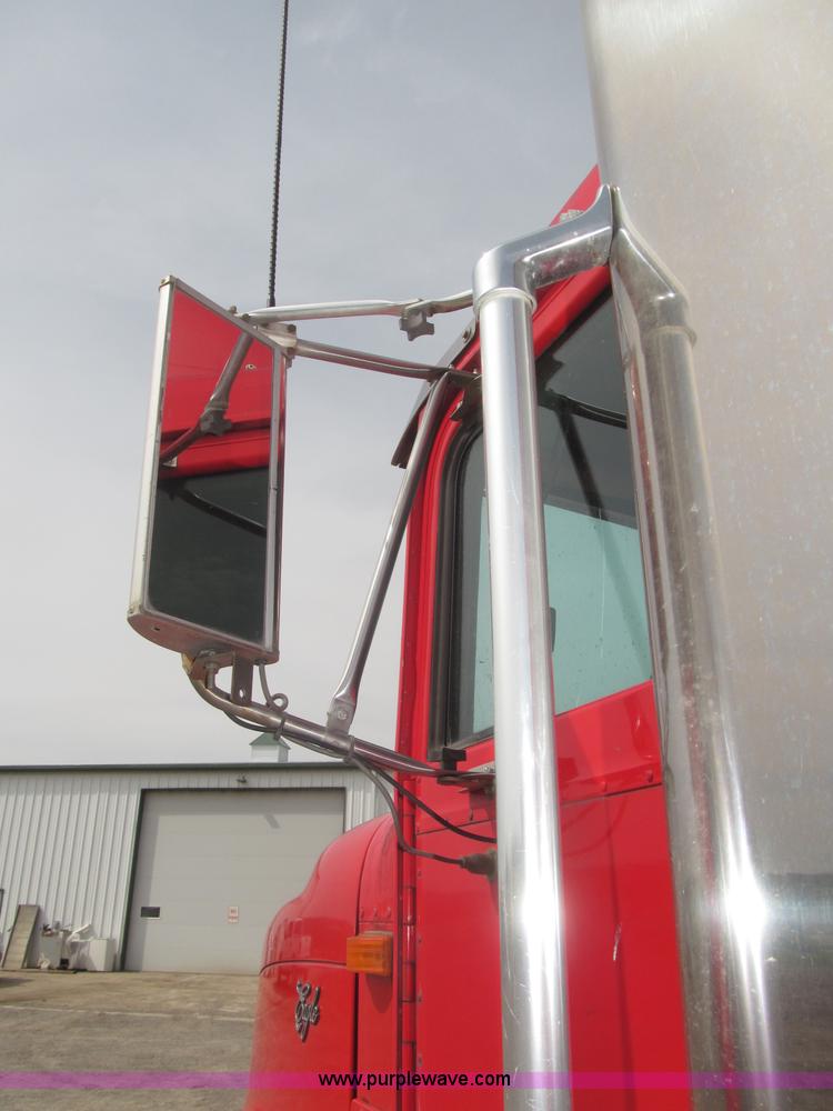 image for item B5486 1997 International 9400 Eagle semi truck