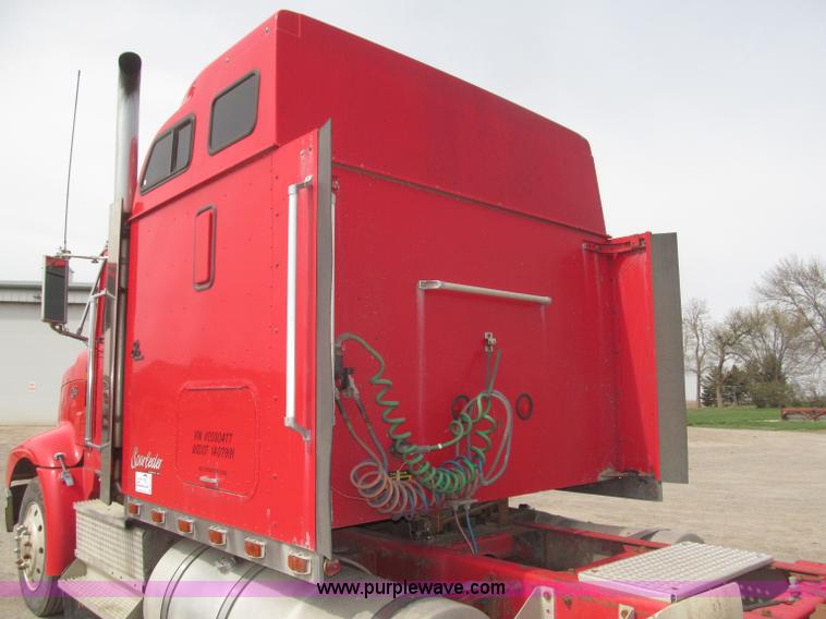 image for item B5486 1997 International 9400 Eagle semi truck