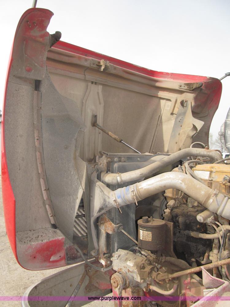 image for item B5486 1997 International 9400 Eagle semi truck