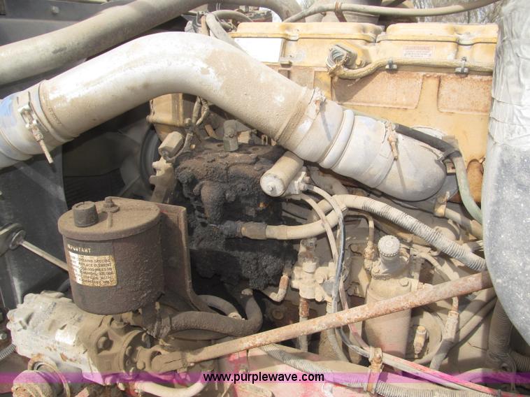 image for item B5486 1997 International 9400 Eagle semi truck