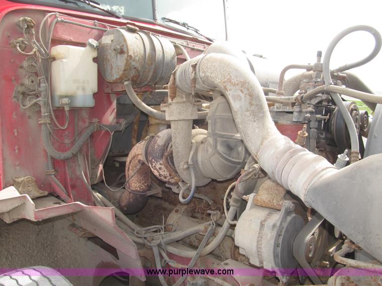 image for item B5486 1997 International 9400 Eagle semi truck