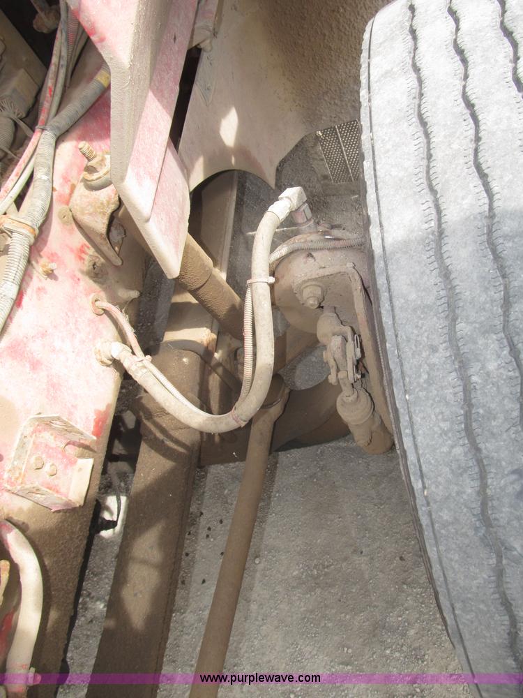 image for item B5486 1997 International 9400 Eagle semi truck