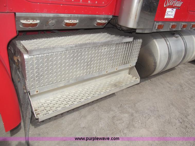 image for item B5486 1997 International 9400 Eagle semi truck