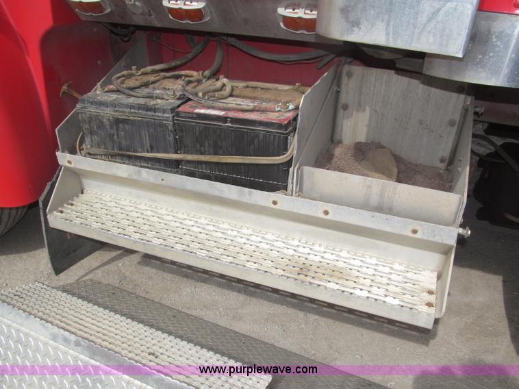 image for item B5486 1997 International 9400 Eagle semi truck