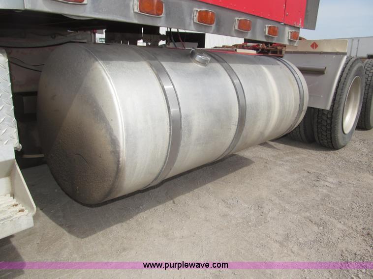 image for item B5486 1997 International 9400 Eagle semi truck