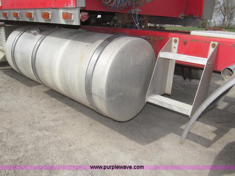 image for item B5486 1997 International 9400 Eagle semi truck