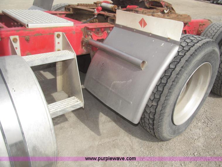 image for item B5486 1997 International 9400 Eagle semi truck