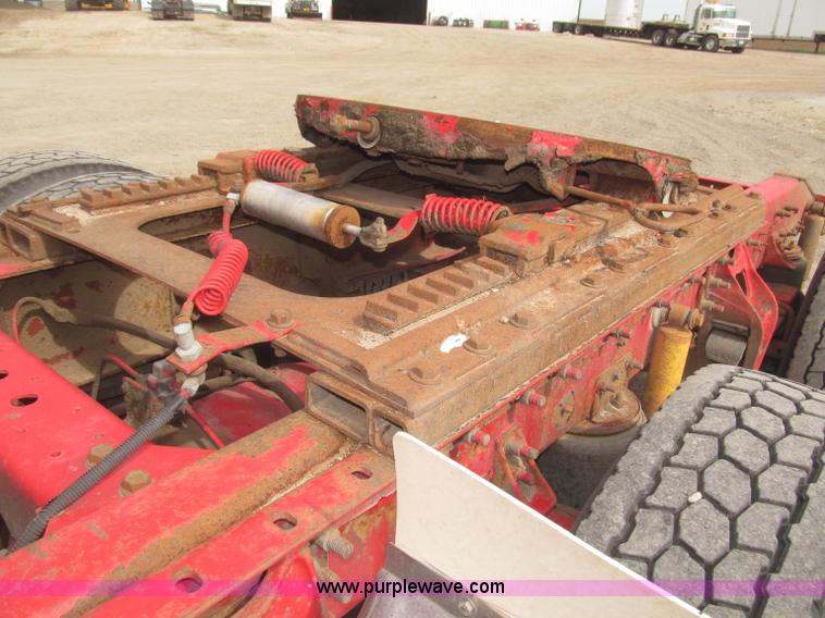 image for item B5486 1997 International 9400 Eagle semi truck