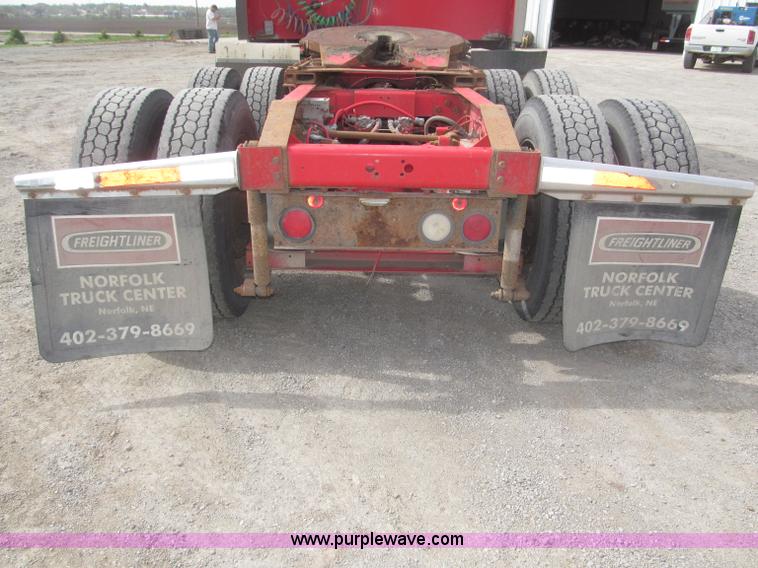 image for item B5486 1997 International 9400 Eagle semi truck