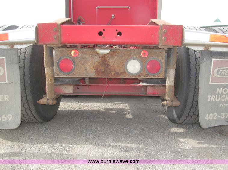 image for item B5486 1997 International 9400 Eagle semi truck