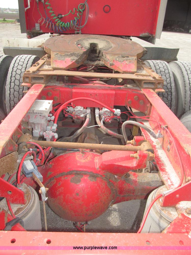 image for item B5486 1997 International 9400 Eagle semi truck