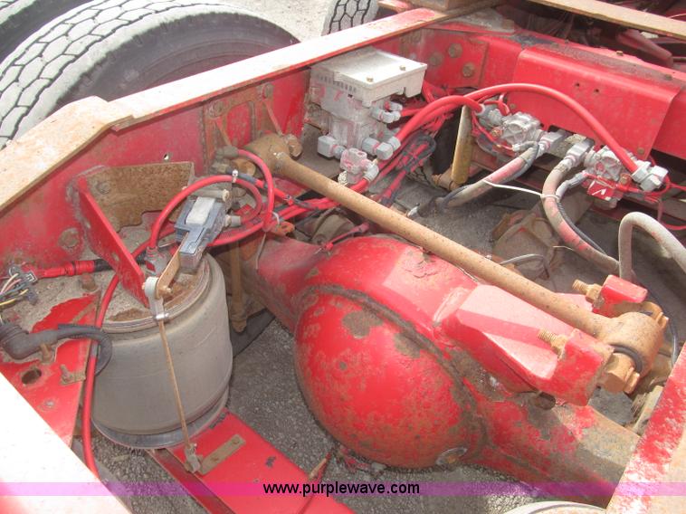 image for item B5486 1997 International 9400 Eagle semi truck