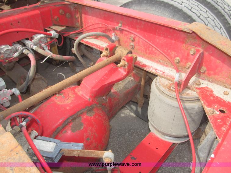 image for item B5486 1997 International 9400 Eagle semi truck