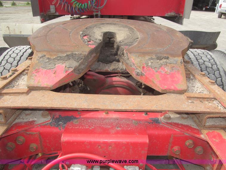 image for item B5486 1997 International 9400 Eagle semi truck