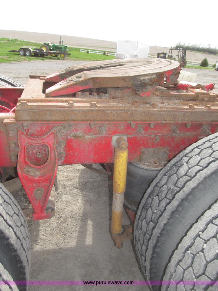 image for item B5486 1997 International 9400 Eagle semi truck