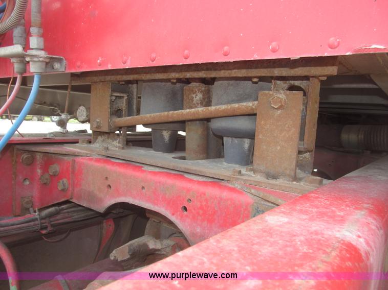 image for item B5486 1997 International 9400 Eagle semi truck