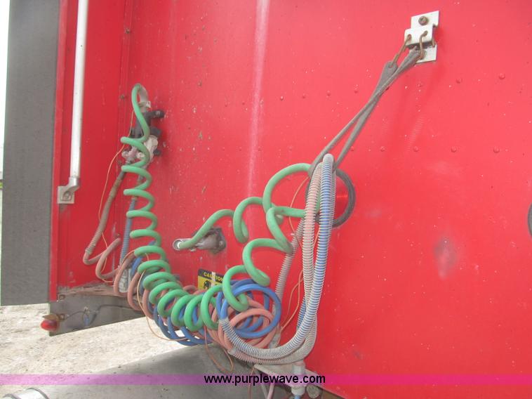 image for item B5486 1997 International 9400 Eagle semi truck