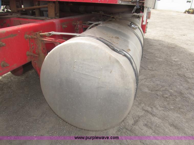 image for item B5486 1997 International 9400 Eagle semi truck