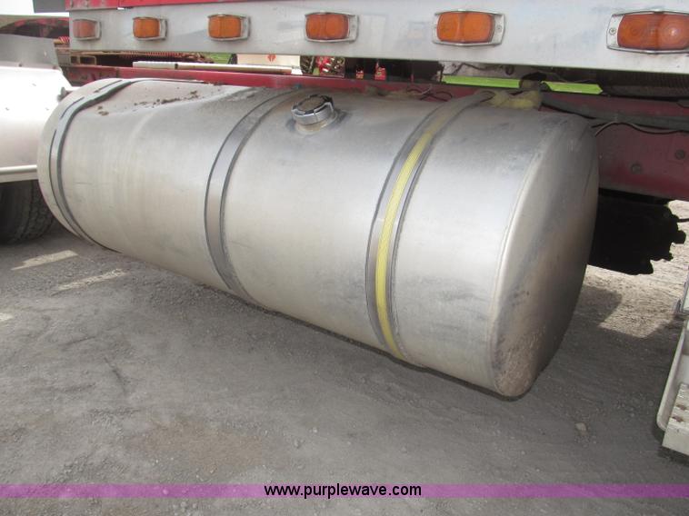 image for item B5486 1997 International 9400 Eagle semi truck