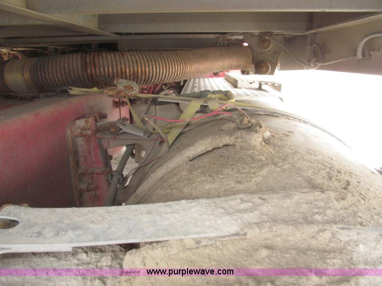 image for item B5486 1997 International 9400 Eagle semi truck