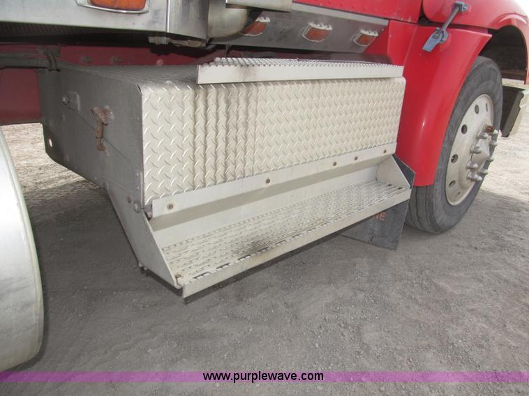 image for item B5486 1997 International 9400 Eagle semi truck