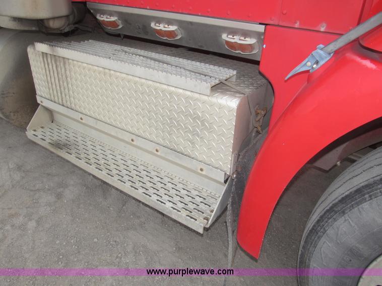 image for item B5486 1997 International 9400 Eagle semi truck