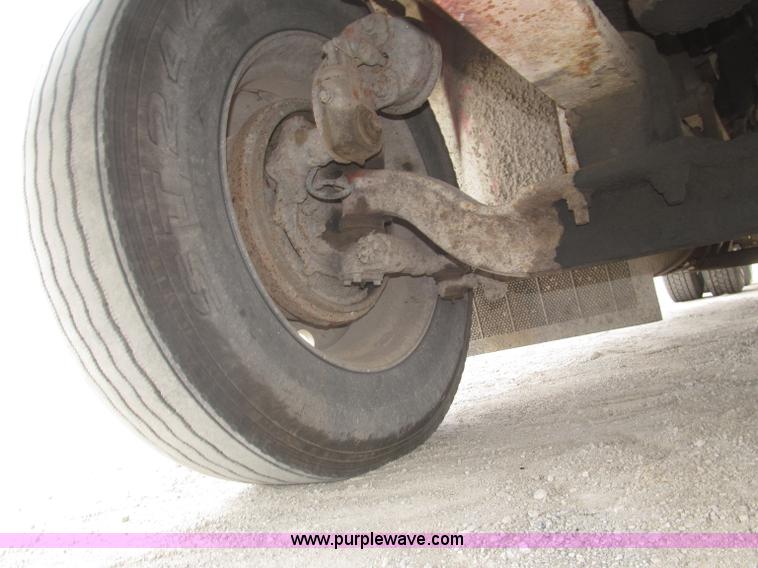 image for item B5486 1997 International 9400 Eagle semi truck