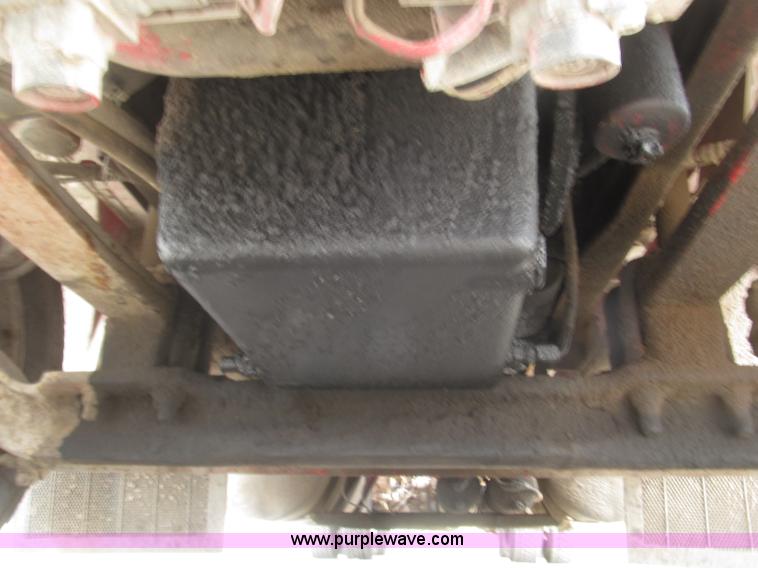 image for item B5486 1997 International 9400 Eagle semi truck