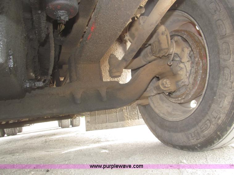 image for item B5486 1997 International 9400 Eagle semi truck